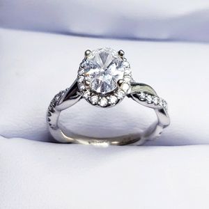 Stunning 1 carat diamond ring with diamond studded band of 14kt white gold